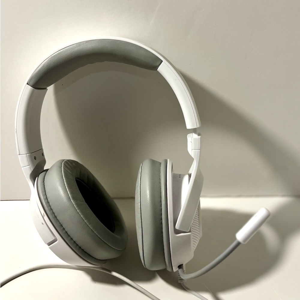 Razer White and Gray Over-Ear Headphones - Picture 3 of 8